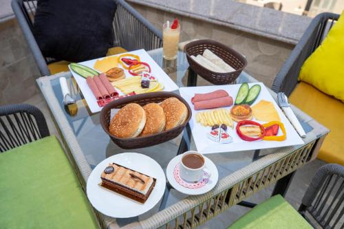 开罗El Shams Plaza Hotel的餐桌,带两盘食物和一杯咖啡的桌子