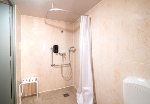 里摩日B&B HOTEL Limoges 2的浴室内配有淋浴帘。