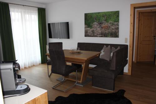 EmbachApartments Embach的客厅配有桌椅和电视。
