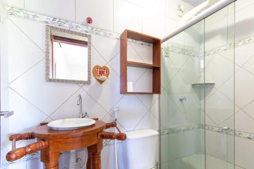 圣米格尔-杜戈斯托苏Pousada Villa Martins的一间带水槽和淋浴的浴室