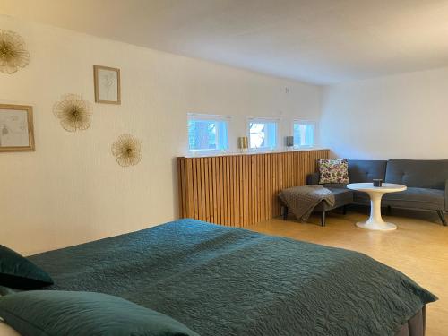 塔林Cozy home in Tallinn的一间卧室配有一张床、一把椅子和一张桌子