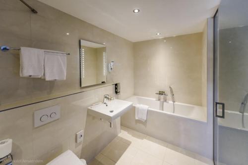 OZO Hotels Arena Amsterdam的一间浴室
