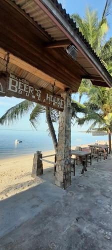 Ban LamaiBeer's House Bungalows เบียร์เฮ้าส์บังกะโล的海滩上啤酒屋的标志