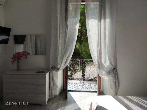 塔兰托Casaiole2023的一间卧室设有窗户,享有阳台的景色