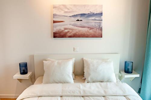 安特卫普The Wonder Shore的一间卧室配有带白色床单和枕头的床。
