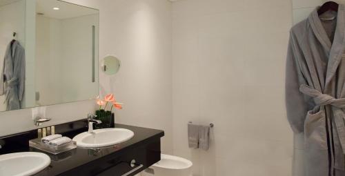 拉各斯Eko Hotel Signature的浴室设有2个水槽和镜子