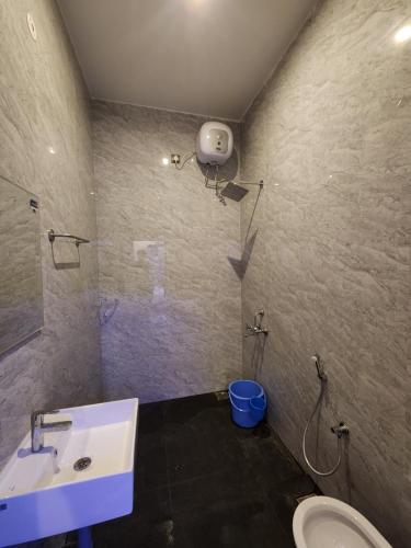 埃尔加德Coffee valley resort (CVR)的一间带水槽和卫生间的浴室