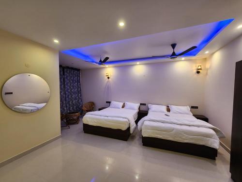 埃尔加德Coffee valley resort (CVR)的酒店客房,设有两张床和镜子