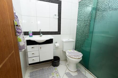 邦热苏斯-达拉帕Excelente apto com churrasq Bom Jesus da Lapa BA的带淋浴、卫生间和盥洗盆的浴室