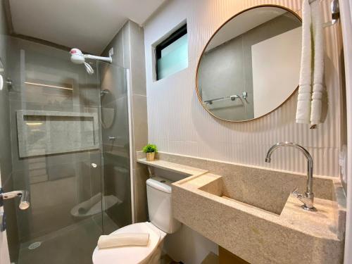 伊波茹卡Green Porto 207 -Flat premium no centro de Porto的一间带卫生间、水槽和镜子的浴室