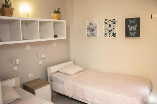 巴塞罗那Onefam Sants的白色墙壁客房的两张床