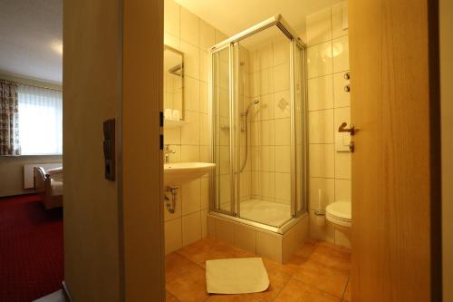布伦贝格赫斯晨旅馆的带淋浴、卫生间和盥洗盆的浴室