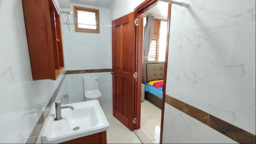 南迪Modern Master bedroom B的一间带水槽和卫生间的浴室