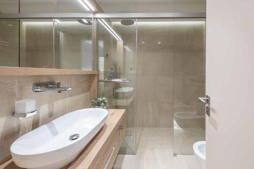 奥米什Villa Brzet - Luxury Boutique Apartments的浴室配有白色水槽和淋浴。