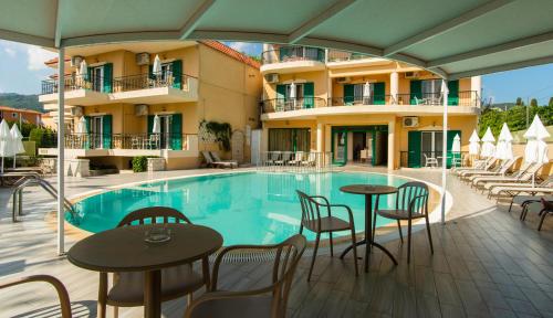 奈德里康斯坦丁公寓酒店的酒店设有一个游泳池和桌椅