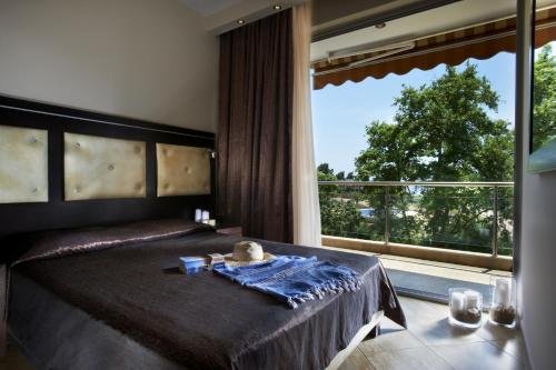 梅塔诺佛希斯4尤公寓式酒店的一间卧室设有一张床和一个大窗户