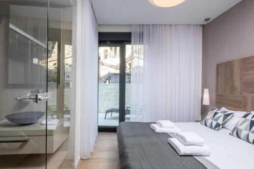 奥米什Villa Brzet - Luxury Boutique Apartments的一间带大床的卧室和一间浴室