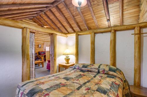 伯米吉Rustic Bemidji Cabin with Boat and Lake Access!的一间卧室设有一张床和木制天花板