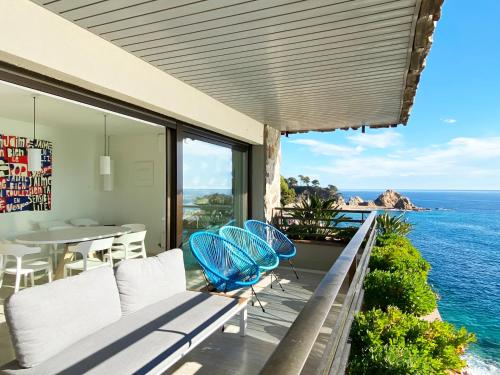 滨海托萨Magnificent apartment at the sea front of Tossa de Mar的海景户外庭院