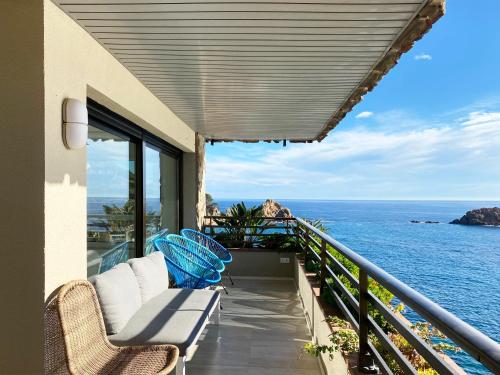 滨海托萨Magnificent apartment at the sea front of Tossa de Mar的阳台配有椅子,享有海景。