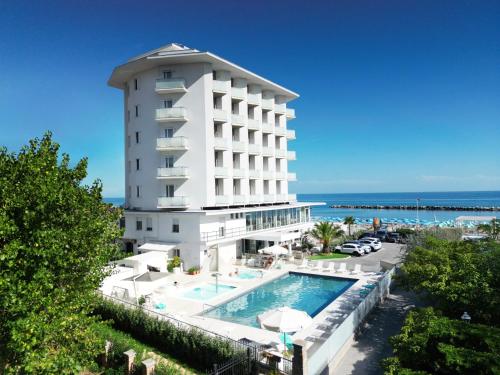 贝拉里亚-伊贾马里纳墨西哥酒店的毗邻大海的带游泳池的酒店