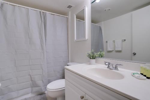 阿林顿Located Crystal City Apt with Dazzling Amenities的白色的浴室设有卫生间和水槽。