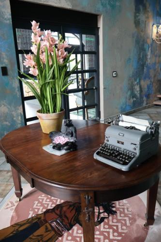 克拉伦斯360 Country Hotel的一张桌子,上面有打字机和工厂