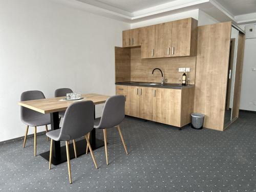 利普托斯基米库拉斯Berg Liptov的配有桌椅和厨房的房间