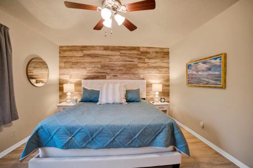 梅斯基特Mesquite 2BR Townhome with Pool & Gym Access的一间卧室配有一张蓝色的床和吊扇