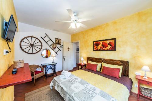 基安蒂格雷夫小麦和薰衣草住宿加早餐旅馆的一间卧室配有一张床和一台平面电视
