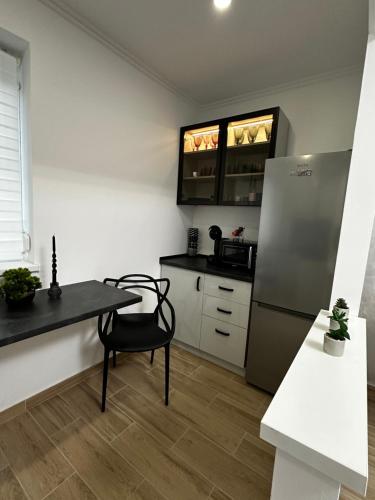 RoşuLuxury Studio 7的厨房配有桌子和冰箱