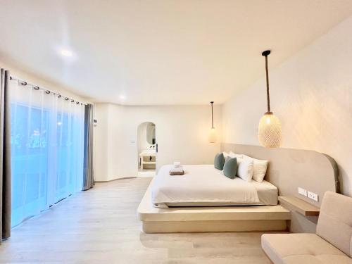 罗勇Sunvada Beach Rayong的白色卧室配有床和沙发