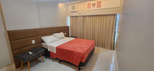 萨尔瓦多@ondinaapartreservas Pé na Areia 441的一间卧室配有一张带红色毯子的床