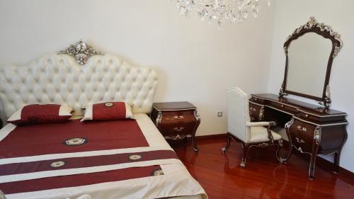 拉多维奇RADOVICI LUX APARTMENTS的一间卧室配有一张床、梳妆台和镜子