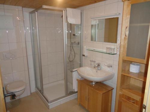 梅劳纳兹梅劳宾馆的带淋浴、盥洗盆和卫生间的浴室