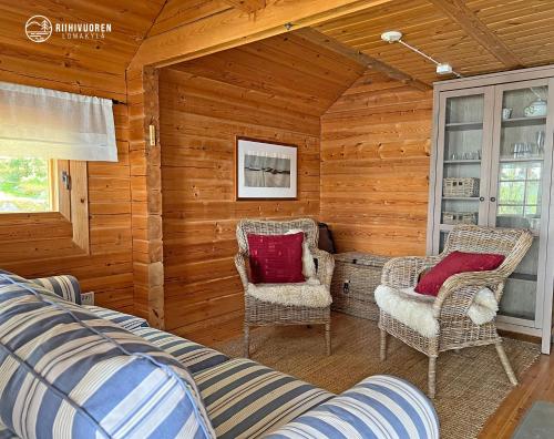 MuurameKalaranta Cottage的小屋内的房间,配有两把椅子和一张床