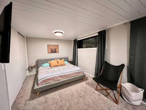 比尤特Mid Century Modern Montana Dream Home的一间小卧室,配有一张床和一把椅子