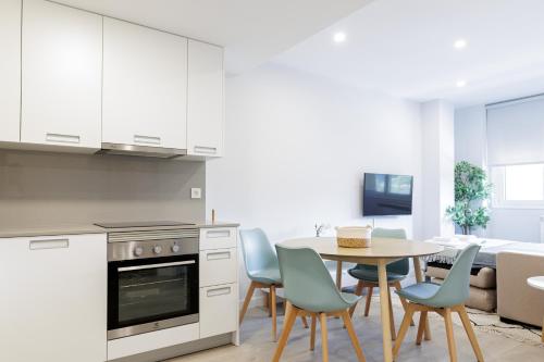 坎加斯德尔纳尔塞亚Apartamentos Nature的厨房以及带桌椅的用餐室。