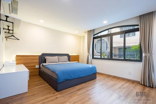 胡志明市B786 Airport Apartment的一间卧室设有一张床和一个大窗户