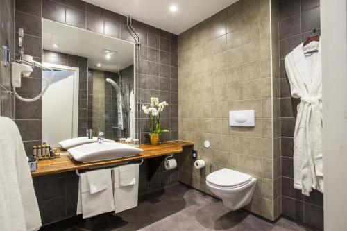 克里斯蒂娜港索克斯洛特酒店的一间带水槽和卫生间的浴室