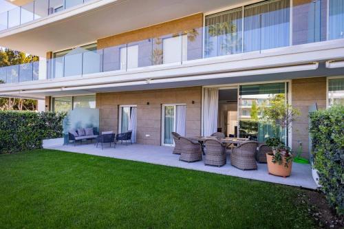 科斯塔巴伦娜GINVA - Costa Ballena & Eleven Views的房屋设有带桌椅的庭院