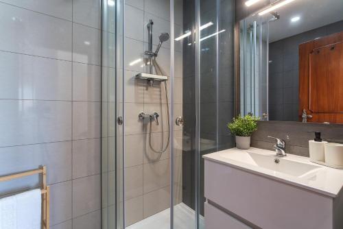 楼尔Spacious & Sunny Flat - Loulé的带淋浴和盥洗盆的浴室