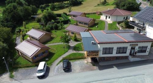 WeyerCarolinger Hüttendorf的享有带太阳能屋顶房屋的空中景致