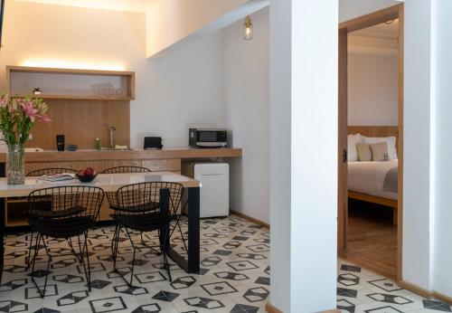 墨西哥城德库酒店的配有桌椅和床的房间