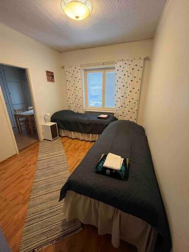 波里Majoitusta 4:lle Pori的一间卧室设有一张床和一个窗口