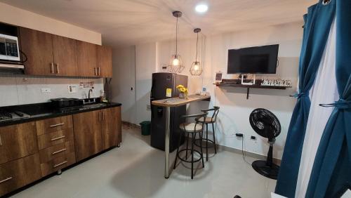 贝约Andaliving Niquia Apartaestudio的厨房配有黑色冰箱和台面