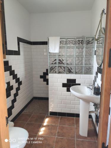 加的斯Vistas al faro的一间带水槽和卫生间的浴室