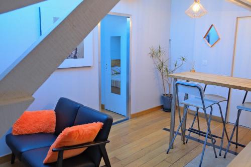 普罗旺斯艾克斯Isabelli的客厅配有蓝色的沙发和桌子