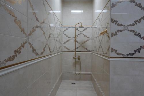 拉多维奇RADOVICI LUX APARTMENTS的浴室设有大理石瓷砖和淋浴。