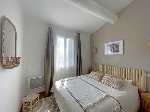圣马迪拉莫Maison Saintes-Maries-de-la-Mer, 3 pièces, 4 personnes - FR-1-475-112的一间卧室设有一张床和一个窗口